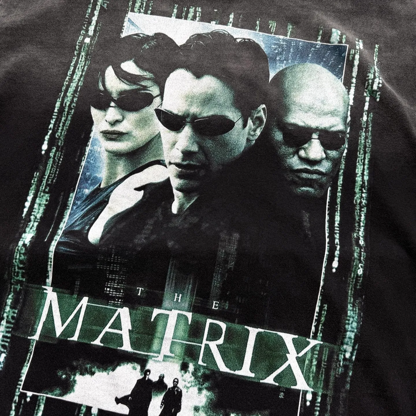 P138 # CTS-111 [Same as Lu Han] Saint "The Matrix" Limited Washed 260g heavy-weight pure cotton fabric White ink direct-injection printing Retro single-stitch sky-and-ground needle technology + heavy-duty spray water natural fading effect + hand-made destruction process Size: S M L  This world tells us that you are the One (Savior), and our only way out is to make our own way. Allow yourself to be that light and faith.    Customized 260g gram weight 100% cotton special washed fabric that is consistent with the original. With the blessing of imitation sun-drying, heavy sandblasting and fading + edge grinding + Assute fermentation and washing, the cotton feel on the surface of the fabric is well presented. Both the texture and feel are ceiling level. After the ready-made garments undergo a series of heavy washing and distressing processes, the retro and high-end sense of the entire garment is directly to the top. The garment making process of the entire garment adopts Saint The most common and complex single-needle sewing process (commonly known as single-thread heaven and earth stitch) among vintage vintage brands such as Michael